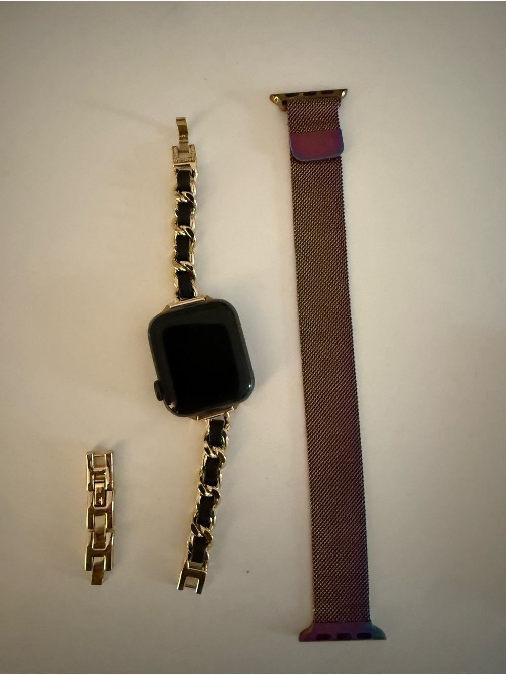 Apple Watch comes with 2 adjustable Bands